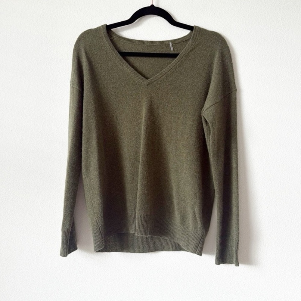 100% Cashmere Olive Green V-Neck Women's Sweater - Picture 13 of 16
